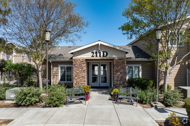 Entrada - Second Street Senior