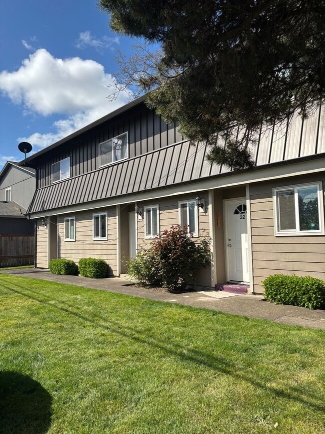 Photo - Pet-friendly Townhouse Near Parks and Downtown Newberg  Showings Start 4/2/26 Unit Apt. 22