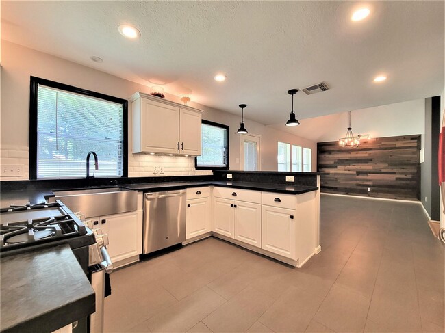 Photo - 5303 Hill Timbers Dr