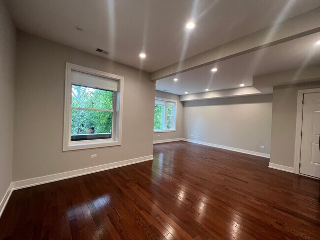 Building Photo - 4636 N Malden St Unit 3N