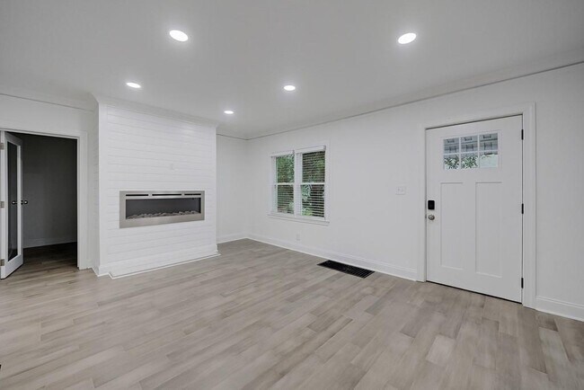 Photo - 593 Lynnhaven Dr SW