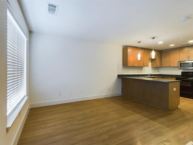 Photo - 711 W 32nd St Unidad 143