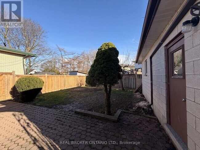 Photo - 653 Athol St E