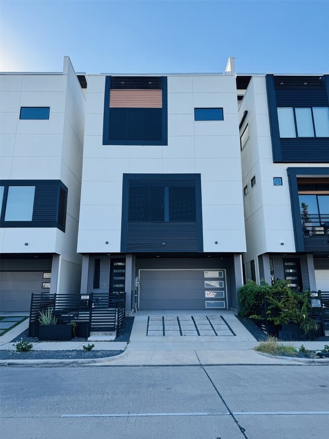 Building Photo - 525 Memorial Heights Dr