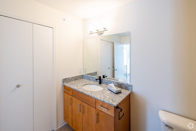 2BD, 2BA - 960SF Master Bathroom