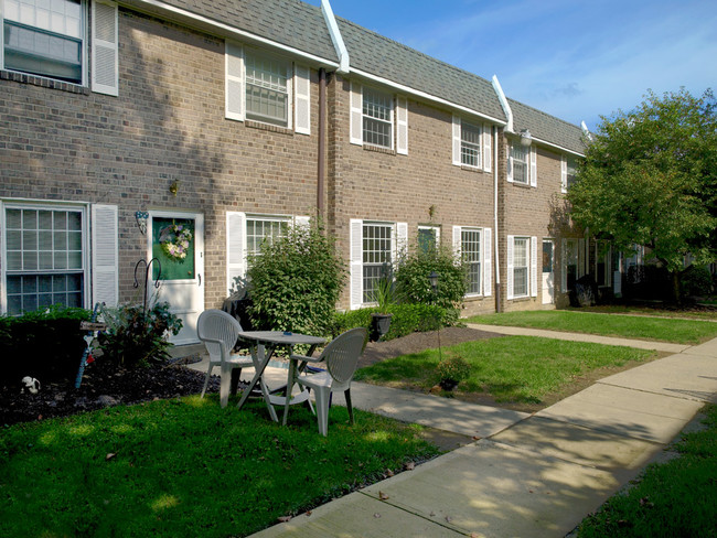 Forest Station Apartments - Forest Station Apartments