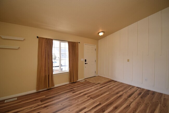 Photo - Charming Lakeview 3 Bed Home Near Schools & Churches!!