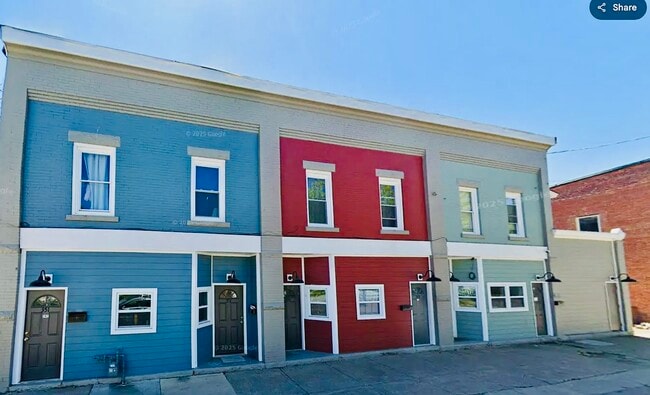 Building Photo - 351 W 8th St Unit #1 Down