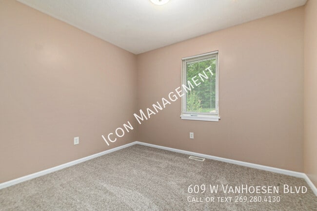 Photo - 609 W Van Hoesen Blvd