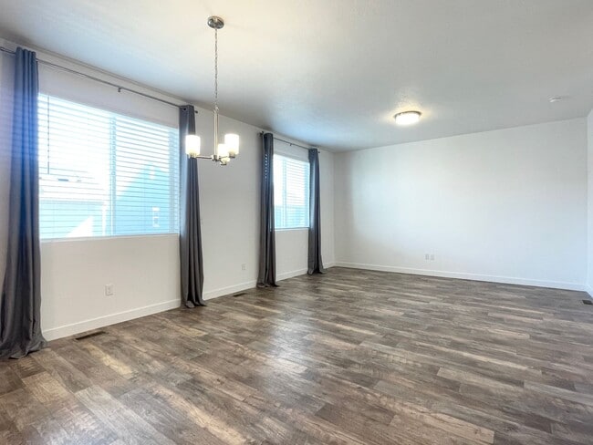 Photo - Lovely 2 Story in Saratoga Springs!