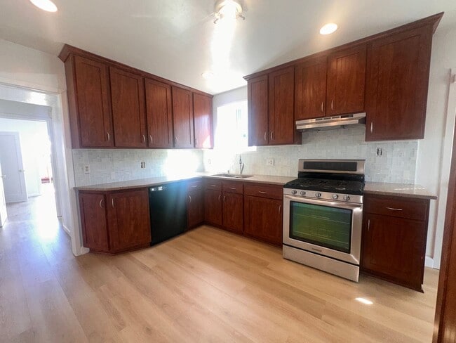 Newly Remodeled 3BD House with Porch, Shed... - Newly Remodeled 3BD House with Porch, Shed...