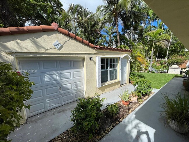 Building Photo - 1018 W 47th St Unit 1