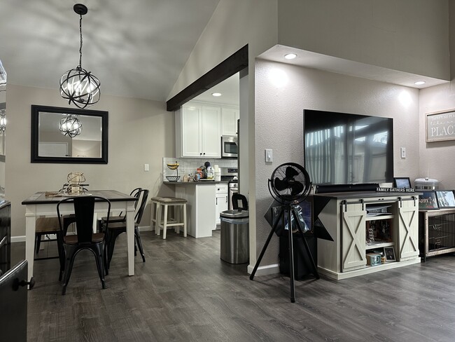 Building Photo - 722 W Vineyard Ave Unit 722