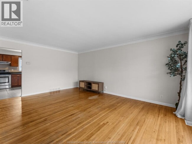 Photo - 8573 Wyandotte St E