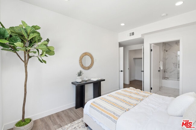 Photo - 6144 Whitsett Ave