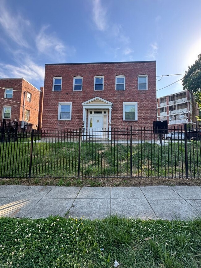 Building Photo - 3035 30th St SE Unit 3035 30th - 3