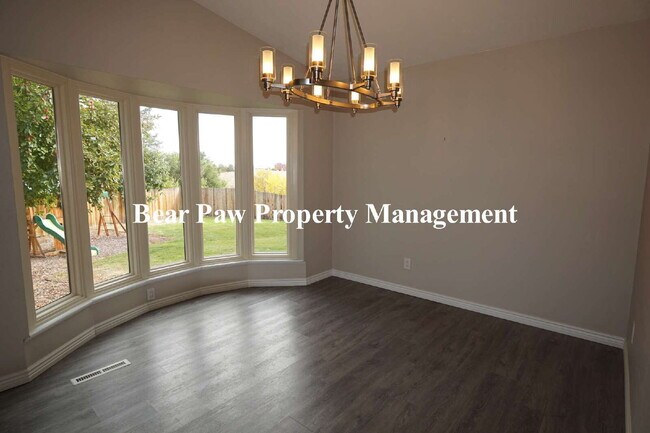 Photo - Lovely 4 Bedroom Home Golden!!