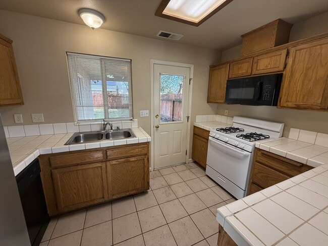 Photo - 3058 Helena Way