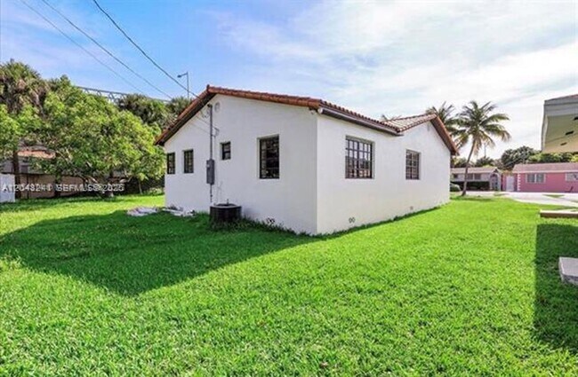 Photo - 860 NW 17th Ct