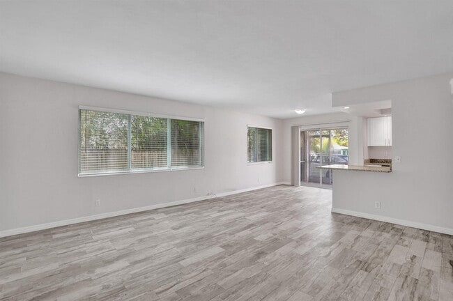 Building Photo - 115 SW 1st Ave Unit 1