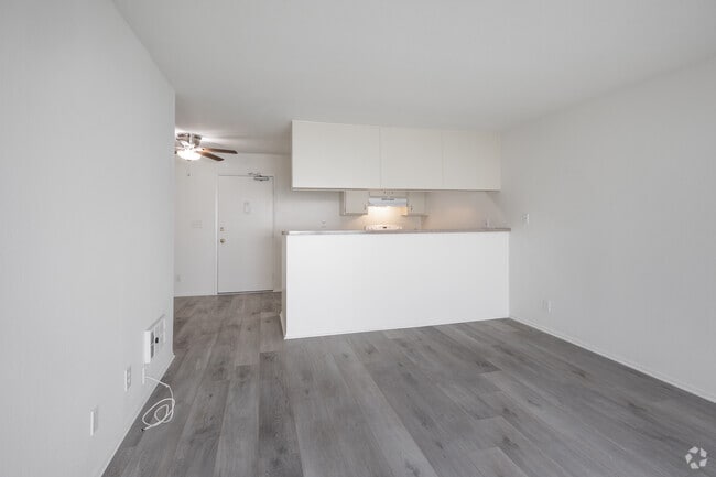1BR, 1BA - 725SF - Living Room