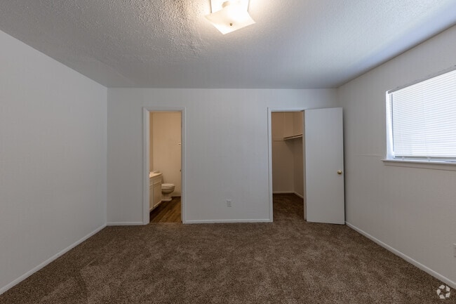 Habitación principal - American Village Apartments