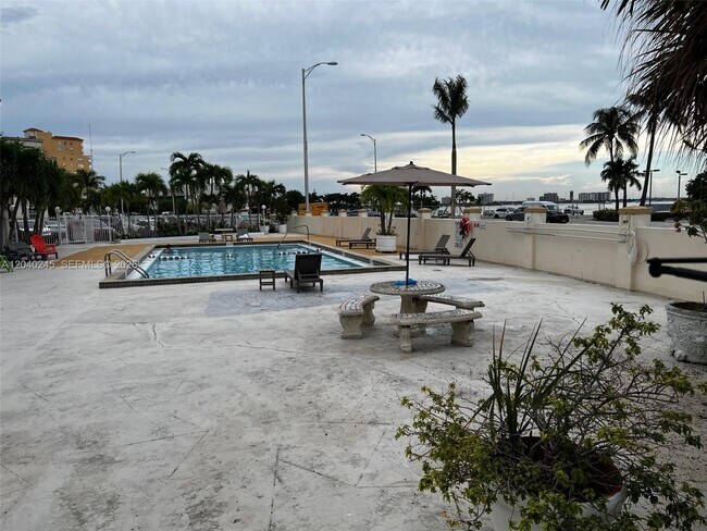 Photo - 1790 79th Street Causeway Unidad B307