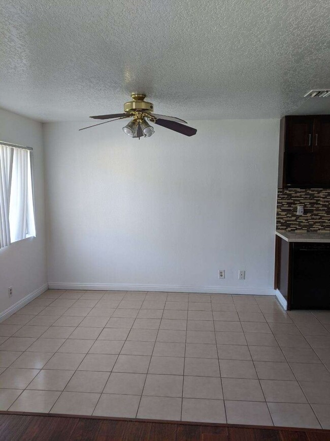 Dining Room - 18555 Collins St Unit C33