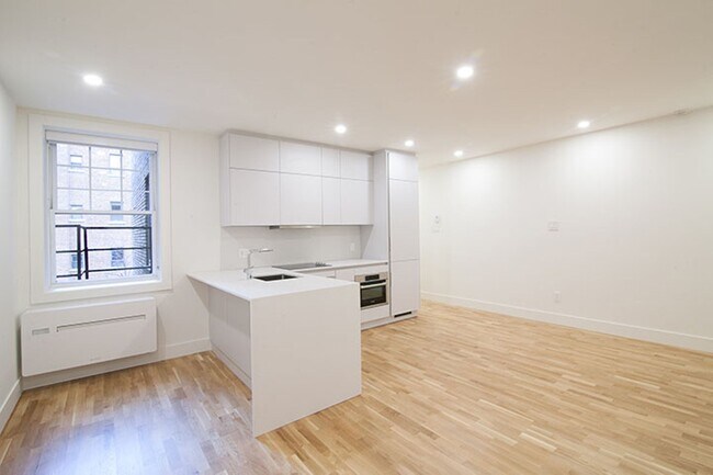 Photo - 2100 Rue du Fort Unit 206