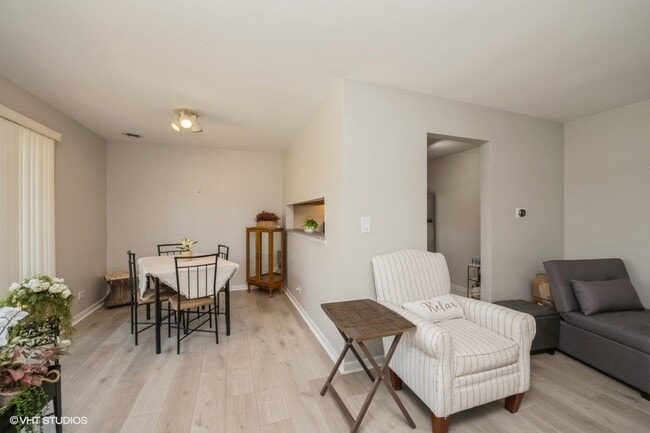 Photo - 260 E Court of Shorewood Unit 4