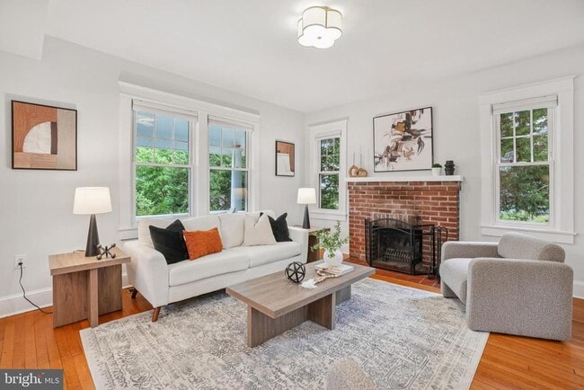 Photo - 2439 Monroe St NE