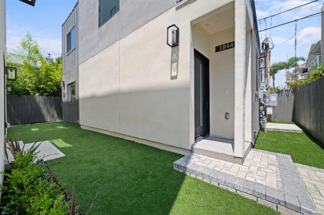 Photo - 1844 Stoner Ave