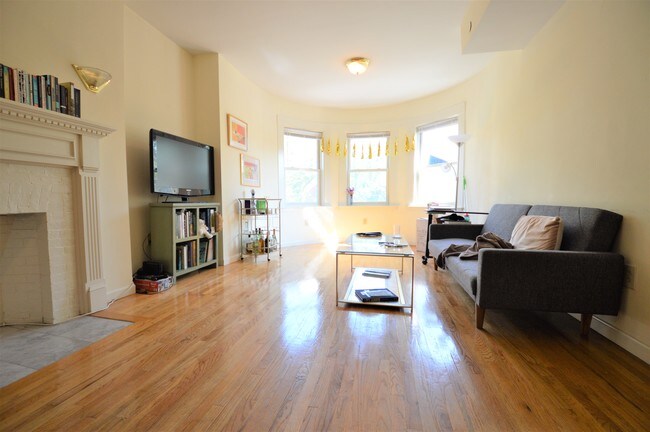 Building Photo - 1406 Beacon St Unit 2 Rental