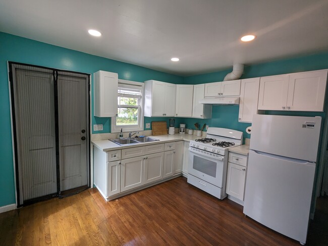 Kitchen area - 3536 Cerritos Ave House