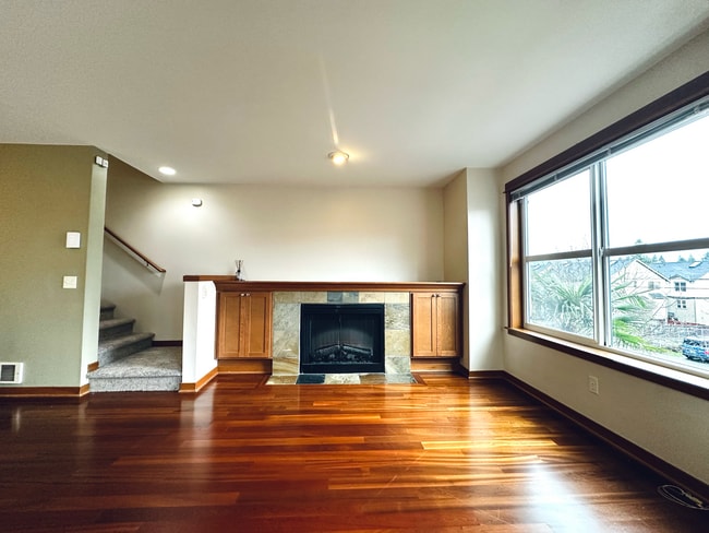 Building Photo - 9025 18th Ave SW Unit B