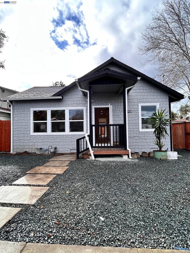 Building Photo - 213 E Ruby St