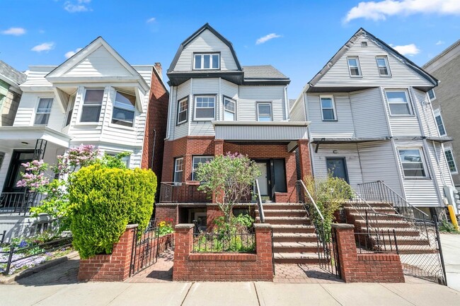 8 Cooper Pl