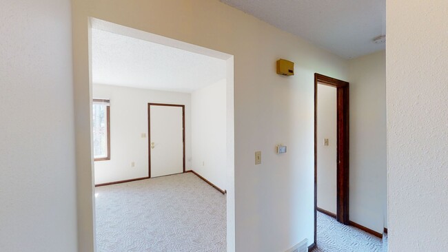 Building Photo - 2 Bedroom Duplex Available August 1st, 2026