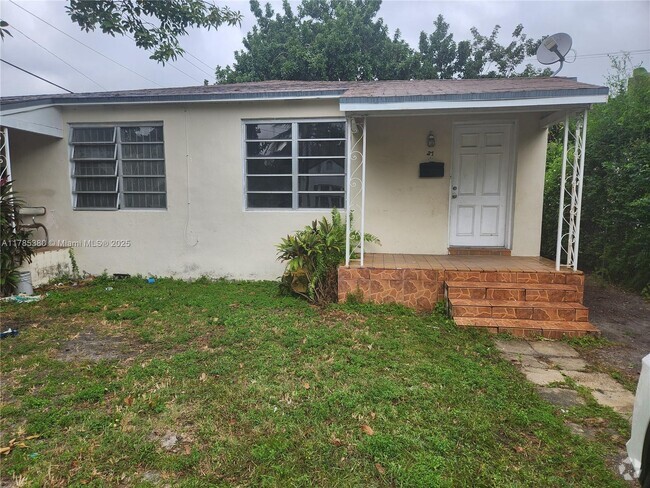 Building Photo - 27 NE 43rd St Unit 2 Rental
