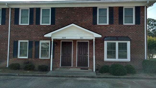 Building Photo - 2 bedroom, 1.5 bathroom located in the desirable Haymount Area!
