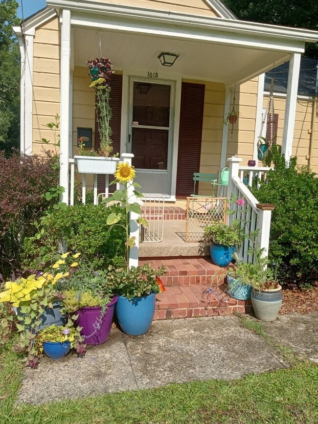 Building Photo - *$250 RENT CREDIT AVAILALBE* Adorable 1 Be... Unit 1015