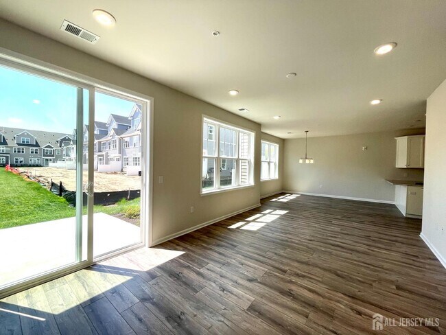 Photo - 905 Greenland Square