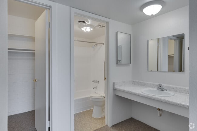 1BR, 1BA - 624SF - Bathroom