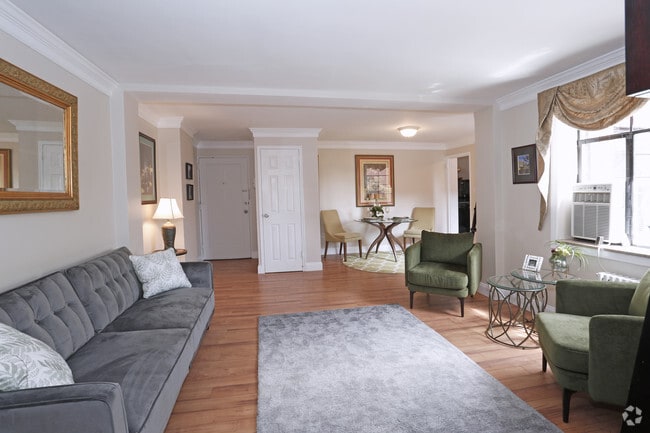 1BR, 1BA - 900 SF