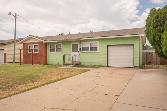 Building Photo - Three Bedroom Home for Lease!