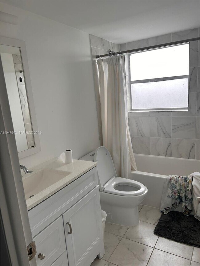 Photo - 1881 Washington Ave Unidad 8F