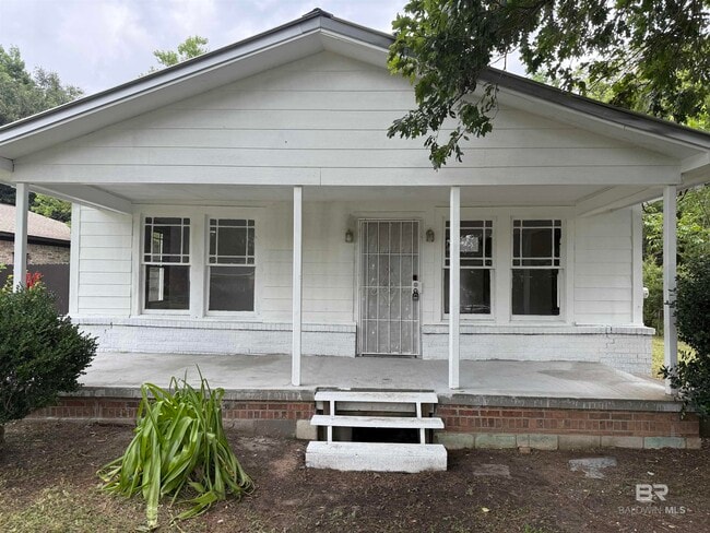 Building Photo - 672 Burden St