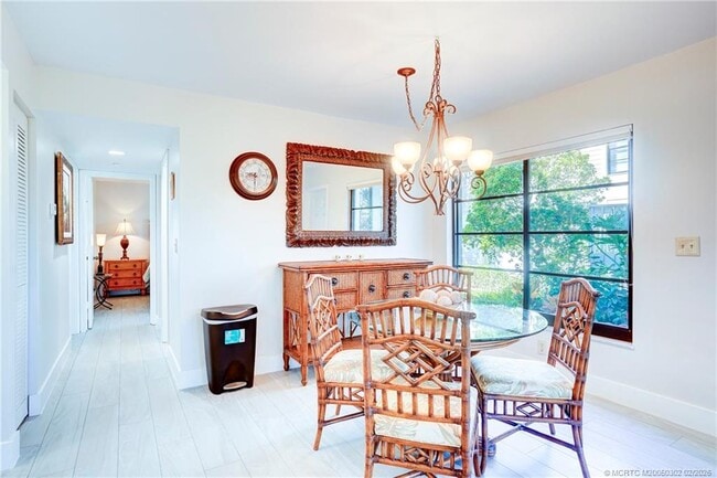 Building Photo - 331 Golfview Cir