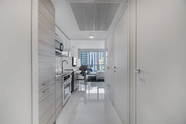 Building Photo - 1300 Brickell Bay Dr Unit 1912