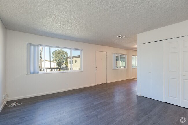 2BR, 1BA - 890SF - Polo Run